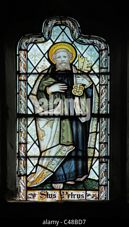 Ein Glasfenster von The Kempe Studios Darstellung St. Peter, St. Peter und St. Paul, Steeple Aston, Oxfordshire Stockfoto