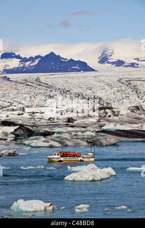 Amphibienfahrzeug Mit Touristen ein Bord Auf Dem Gletschersee Jökulsarlon, Jökulsárlón, Vatnajökull, Island, Europa Stockfoto