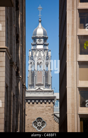 Alte Kirche zwischen moderner Architektur in Quebec City, Kanada Stockfoto