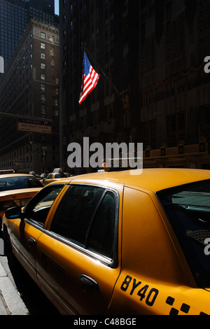 Ein yellow Cab und eine amerikanische Flagge, New York City, USA Stockfoto