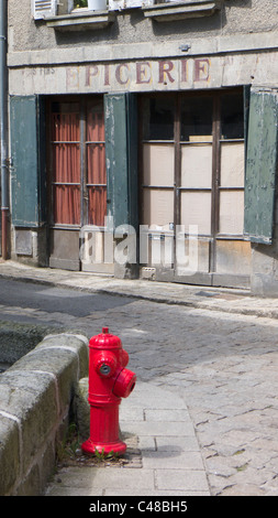 Red Fire Hydrant auf gepflasterten Straße, Aubusson, Cruese, Frankreich Stockfoto