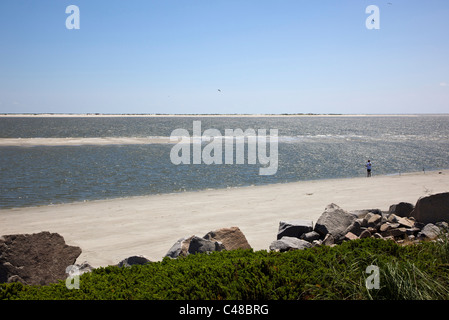 Mann Angeln am Strand auf Seabrook Island, in der Nähe von Charleston, South Carolina, USA Stockfoto