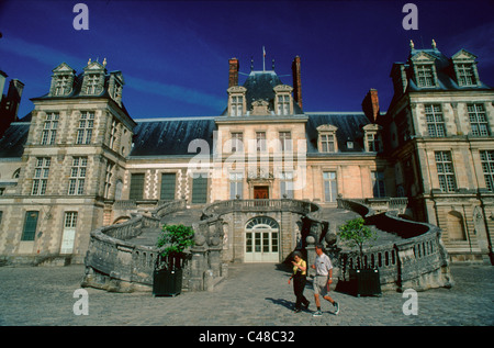 Fontainebleau, Frankreich, Touristen Besuch vor dem französischen Schloss, historische Feiertage Stockfoto