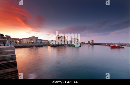 Sonnenuntergang in Castro Urdiales (Kantabrien, Spanien) Stockfoto