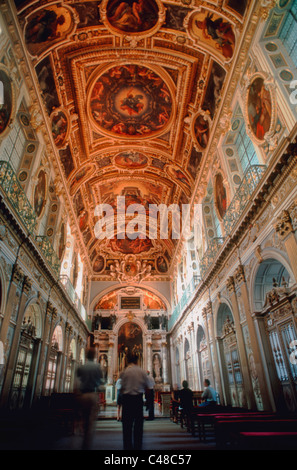 Fontainebleau, Frankreich, Touristen, die in französischer Schloss bemalte Decke im Trinitatiskapelle Stockfoto