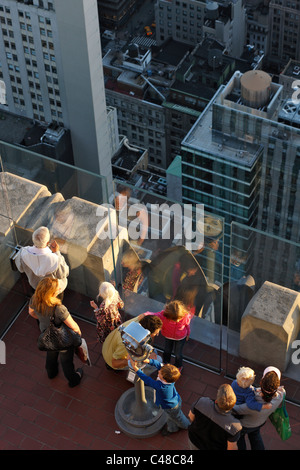 Touristen auf der Aussichtsplattform des Rockefeller Center in New York City, USA Stockfoto