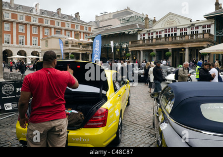 Männer packen Gepäck in einem Kofferraum zu Beginn des Gumball rally 3000 Covent Garden Piazza London UK Stockfoto