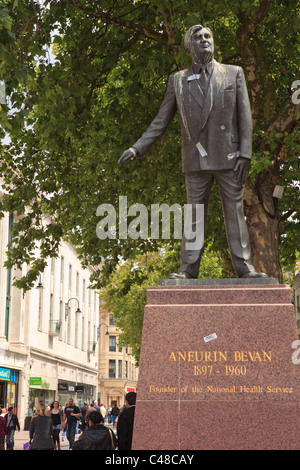 Statue von Aneurin Bevan, Queen Street, Cardiff, Südwales, UK Stockfoto