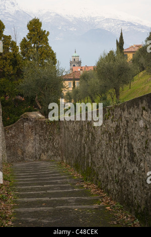 Blick auf St. Giacomo Church, Basilica di San Giacomo, von Salita Cappuccini Straße im Bellagio am Comer See. Lombardei. Italien. Stockfoto