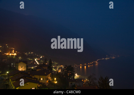 Dämmerung Argegno und See aus über Schignano bei Argegno am Comer See. Lombardei. Italien. Stockfoto