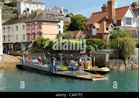 Auto und Personenfähre verlassen Kingswear für Dartmouth Devon England uk Stockfoto