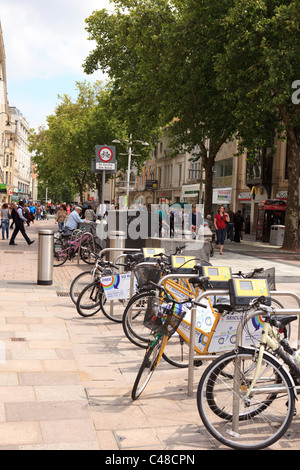 Fahrräder auf der Queen Street, Cardiff, Südwales, UK Stockfoto