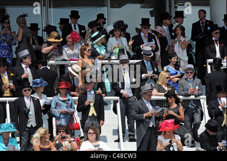 Zuschauer beim Derby in Epsom Downs Racecourse Stockfoto