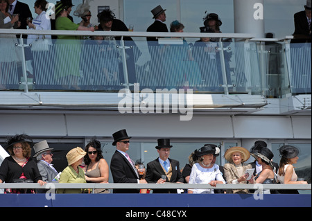 Zuschauer beim Derby in Epsom Downs Racecourse Stockfoto
