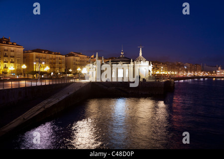 Santander Waterfront bei Nacht. Kantabrien, Spanien Stockfoto