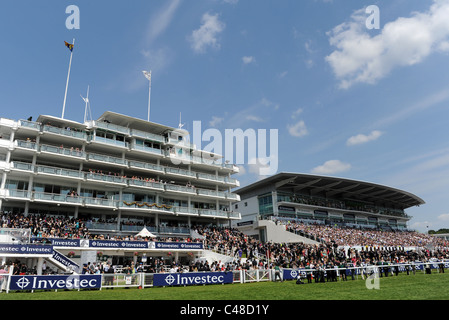 Tribünen im Derby in Epsom Downs Racecourse Stockfoto