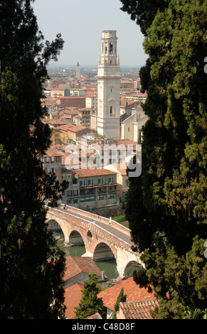Der Campanile des Doms und Ponte Pietra auf Fiume Adige in Verona Stockfoto