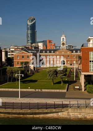 Gunwharf Quays Eigenschaften und "Lippenstift-Turm" oder Ostseite Plaza im Hintergrund bei Portsmouth Harbour Hampshire England UK Stockfoto