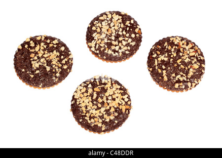 Schokoladenkekse, bestreut mit Nüssen, die isoliert auf weißem Hintergrund Stockfoto