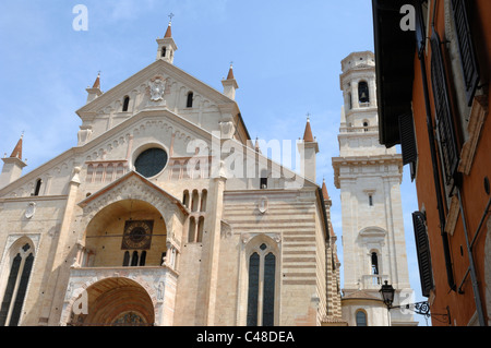 Die Fassade des Doms in Verona, Cattedrale di Santa Maria Matricolare Stockfoto