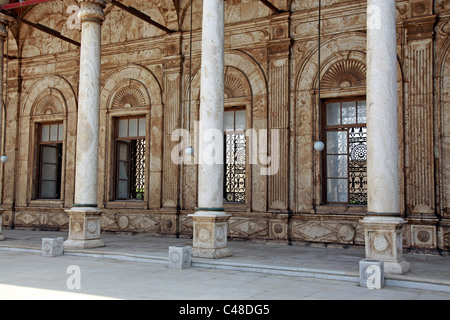 Innenhof der Moschee von Muhammad Ali Pascha oder Alabaster Moschee in der Zitadelle von Kairo, Kairo, Ägypten Stockfoto