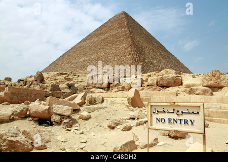 Die große Pyramide von Khufu (Cheops) bei den Pyramiden von Gizeh, Kairo, Ägypten Stockfoto