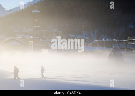 Nebel in der Nähe von Sankt Moritzersee. St.Moritz. Graubünden, Bündner Berge. Alpen. Schweiz. Winter. Stockfoto