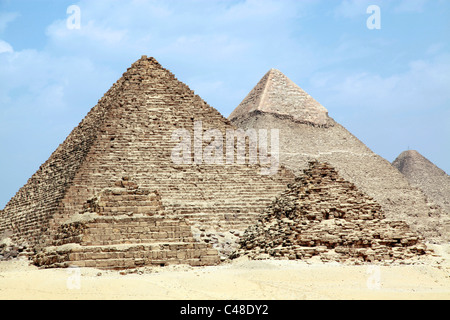 Die Pyramide des Mykerinos (Mykerinos), Khafre (Chephren) und große Pyramide von Khufu (Cheops) an der Pyramiden von Gizeh, Ägypten, Kairo Stockfoto