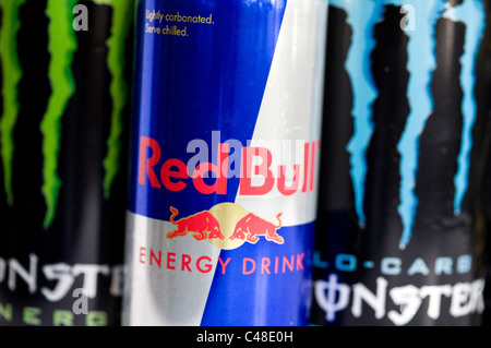 Eine Mischung os RockStar, Red Bull, Monster und AMP Energy-drinks. Stockfoto