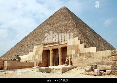 Die große Pyramide von Khufu (Cheops) bei den Pyramiden von Gizeh, Kairo, Ägypten Stockfoto