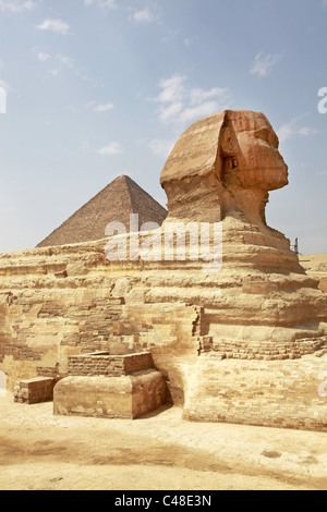 Die große Pyramide von Khufu (Cheops) und die Sphinx bei bei den Pyramiden von Gizeh, Kairo, Ägypten Stockfoto