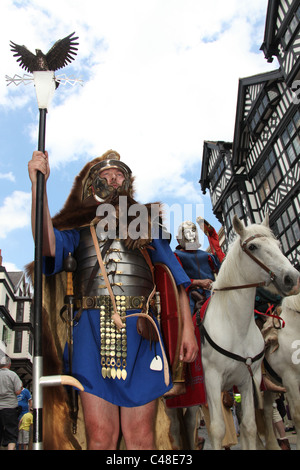 Von Chester, England. Militär Figuren auf dem Pferderücken führt eine römische Armee Parade durch die Straßen von Chester. Stockfoto