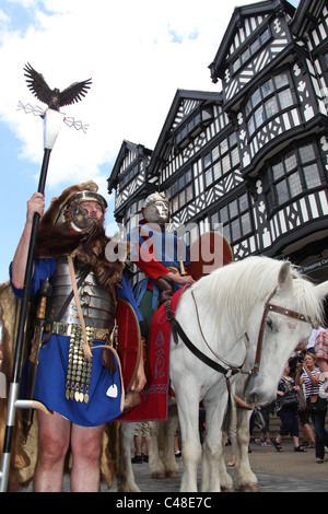 Von Chester, England. Militär Figuren auf dem Pferderücken führt eine römische Armee Parade durch die Straßen von Chester. Stockfoto