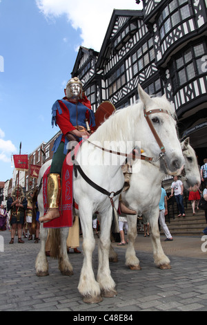 Von Chester, England. Militär Figuren auf dem Pferderücken führt eine römische Armee Parade durch die Straßen von Chester. Stockfoto