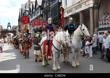 Von Chester, England. Militär Figuren auf dem Pferderücken führt eine römische Armee Parade durch die Straßen von Chester. Stockfoto