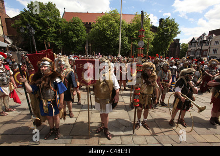 Von Chester, England. Römische Soldaten und Zenturios versammelten sich in Chester Town Hall. Stockfoto