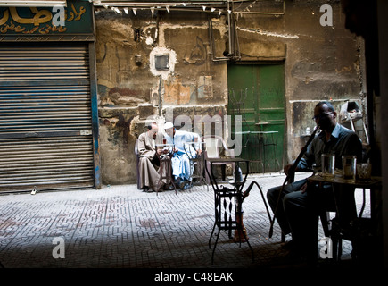 Männer sitzen in einem Teehaus in Kairo. Stockfoto