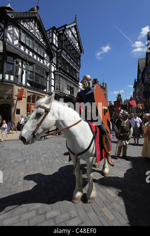 Von Chester, England. Militär Figuren auf dem Pferderücken führt eine römische Armee Parade durch die Straßen von Chester. Stockfoto