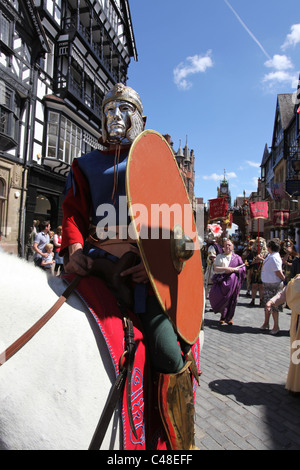 Von Chester, England. Militär Figuren auf dem Pferderücken führt eine römische Armee Parade durch die Straßen von Chester. Stockfoto