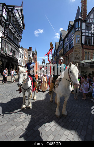 Von Chester, England. Militär Figuren auf dem Pferderücken führt eine römische Armee Parade durch die Straßen von Chester. Stockfoto