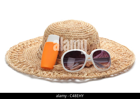 Stroh Strandhut, Flasche Balsam solar und Sonnenbrille, isoliert auf weiss. Stockfoto