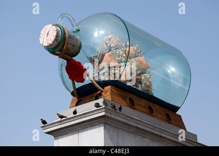 Schiff in der Flasche auf dem vierten Sockel in Trafalgar Square, National Gallery und St. Martin in der Felder-Kirche in London Stockfoto