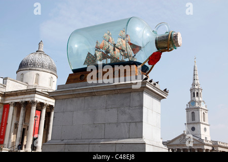 Schiff in der Flasche auf dem vierten Sockel in Trafalgar Square, National Gallery und St. Martin in der Felder-Kirche in London Stockfoto