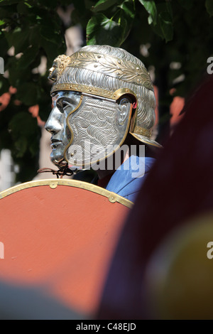 Von Chester, England. Militär Figuren auf dem Pferderücken führt eine römische Armee Parade durch die Straßen von Chester. Stockfoto