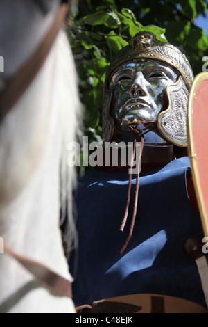 Von Chester, England. Militär Figuren auf dem Pferderücken führt eine römische Armee Parade durch die Straßen von Chester. Stockfoto