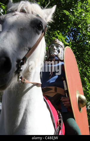 Von Chester, England. Militär Figuren auf dem Pferderücken führt eine römische Armee Parade durch die Straßen von Chester. Stockfoto