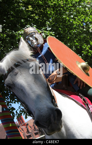 Von Chester, England. Militär Figuren auf dem Pferderücken führt eine römische Armee Parade durch die Straßen von Chester. Stockfoto