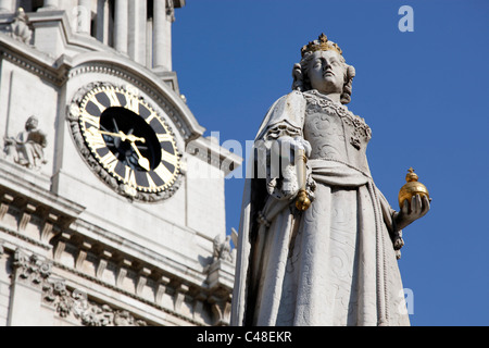 Statue von Königin Anne außerhalb St. Pauls Kathedrale in London, England Stockfoto