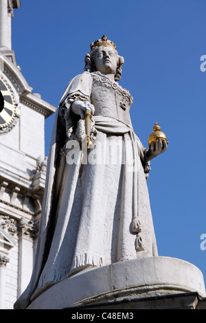 Statue von Königin Anne außerhalb St. Pauls Kathedrale in London, England Stockfoto