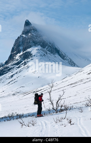 Skitourengeher, Tal Stuor Reaiddavaggi, Berg Nallo, Kebnekaisefjaell, Norrbotten, Lappland, Schweden Stockfoto